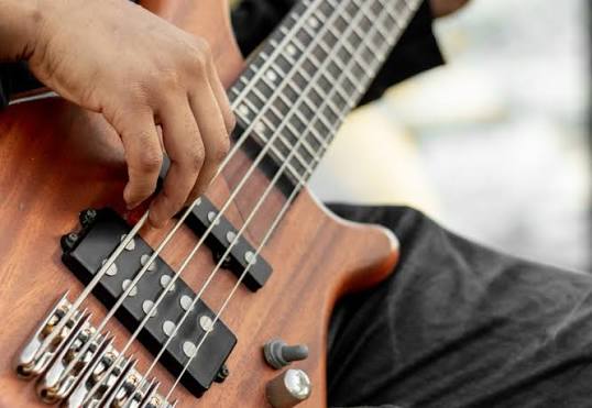 Four-String vs Five-String Bass. Which Should You Choose?