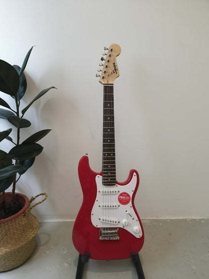 FENDER Squier Mini Stratocaster Electric Guitar, Laurel FB, Dakota Red (F03-037-0121-554)