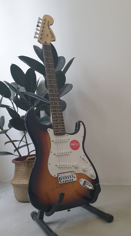 FENDER Squier Affinity Series Stratocaster (SSS) Electric Guitar, Laurel FB, 3-Color Sunburst