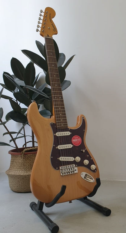 FENDER Squier Classic Vibe 70s Stratocaster (SSS) Electric Guitar wIth Tremolo, Laurel FB, Natural