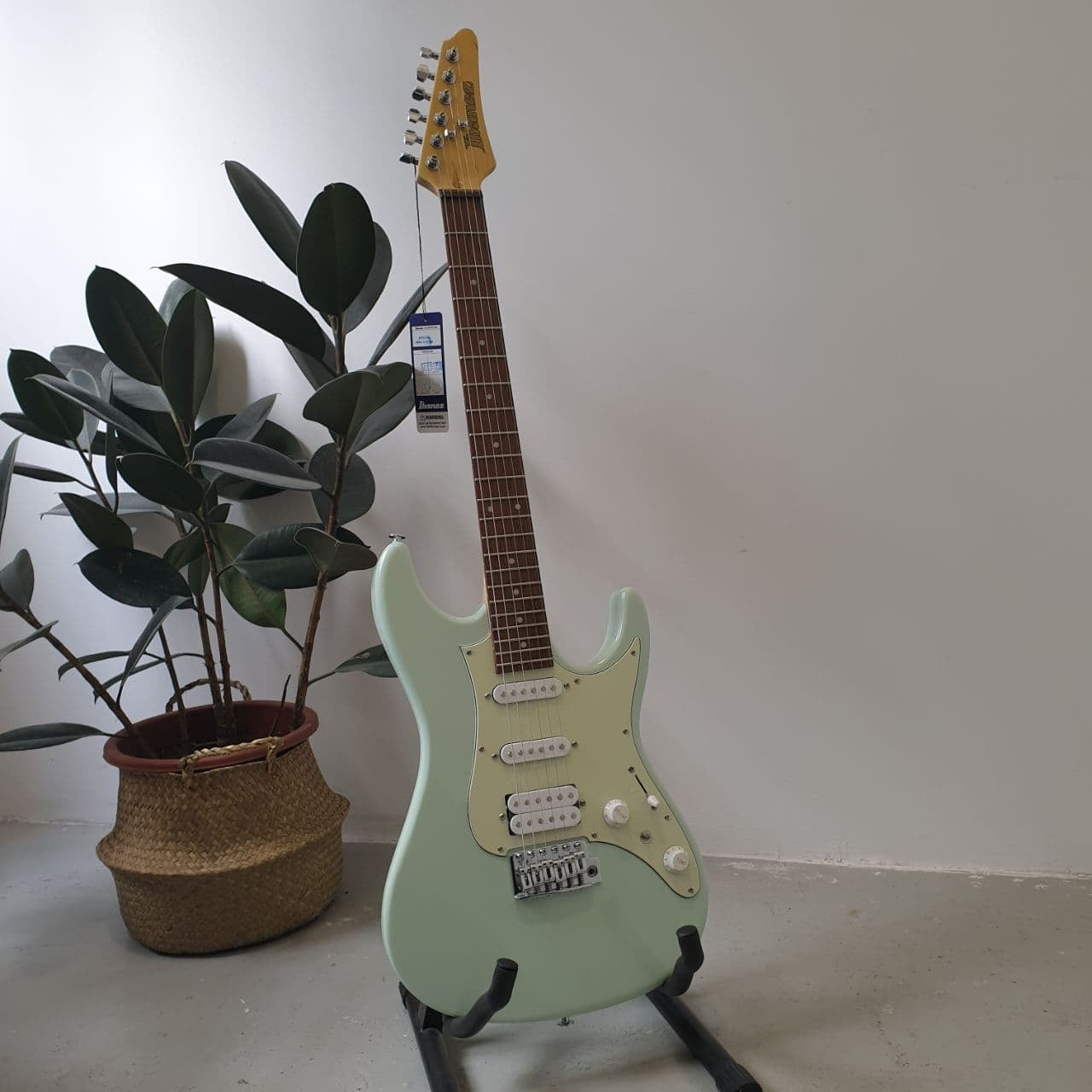 Ibanez AZES40 HSS Pick up Electric Guitar with Tremolo - Mint