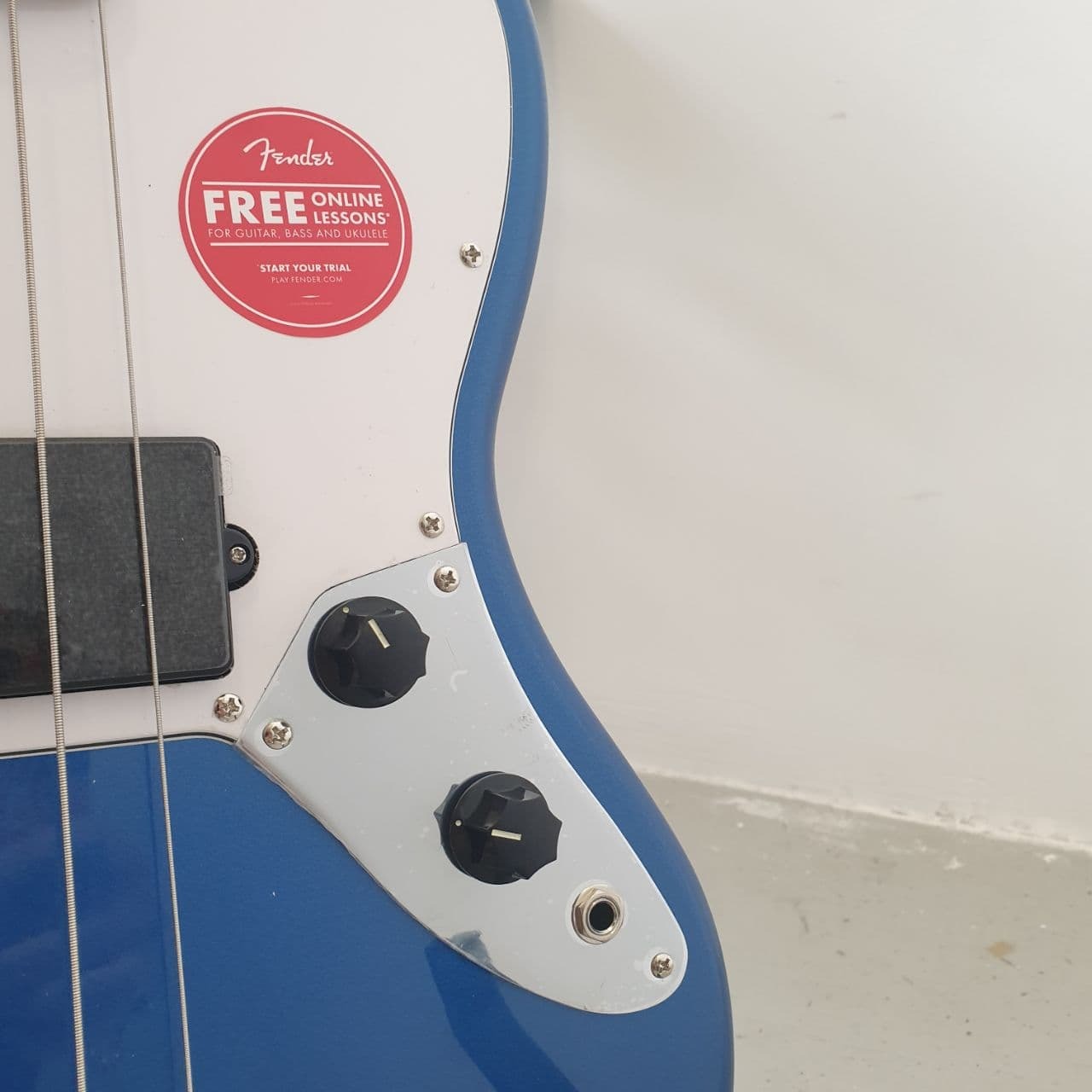 Squier Jaguar Bass ブルー　Affinity Series Amazon.co.jp: Squier by Fender エレキベース Affinity Series