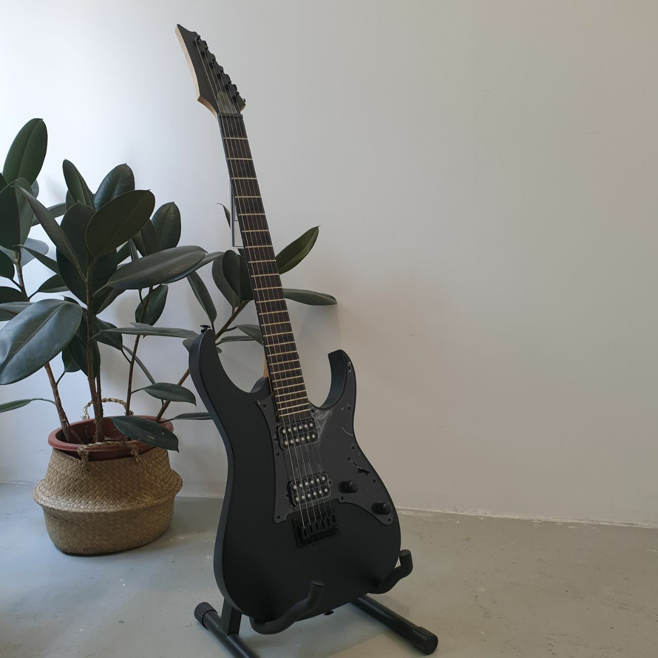 Ibanez GIO GRGR131EX Electric Guitar with Double humbucker Black