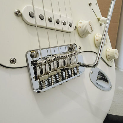 FENDER Player Single-Coil (SSS) Pick Up with Tremolo Stratocaster Electric Guitar, Pau Ferro FB, Polar White