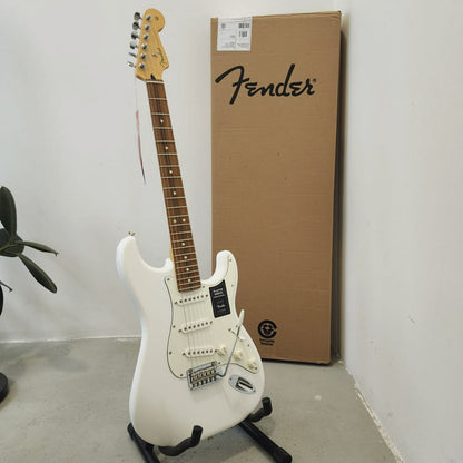 FENDER Player Single-Coil (SSS) Pick Up with Tremolo Stratocaster Electric Guitar, Pau Ferro FB, Polar White