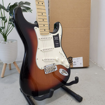 FENDER Player Single-Coil (SSS) Pick Up with Tremolo Stratocaster Electric Guitar, Maple FB, 3-Tone Sunburst