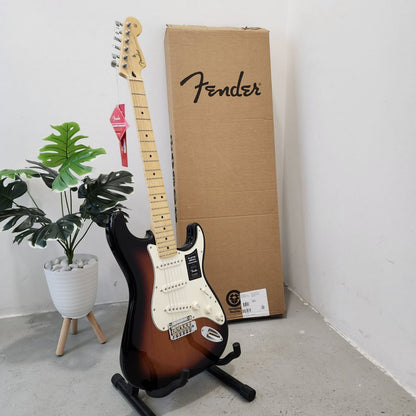 FENDER Player Single-Coil (SSS) Pick Up with Tremolo Stratocaster Electric Guitar, Maple FB, 3-Tone Sunburst