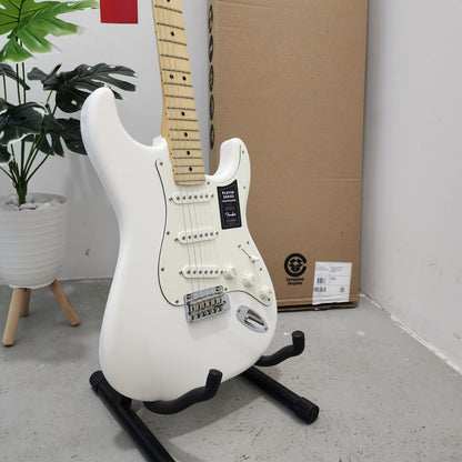 FENDER Player Single-Coil (SSS) Pick Up with Tremolo Stratocaster Electric Guitar, Maple FB, Polar White