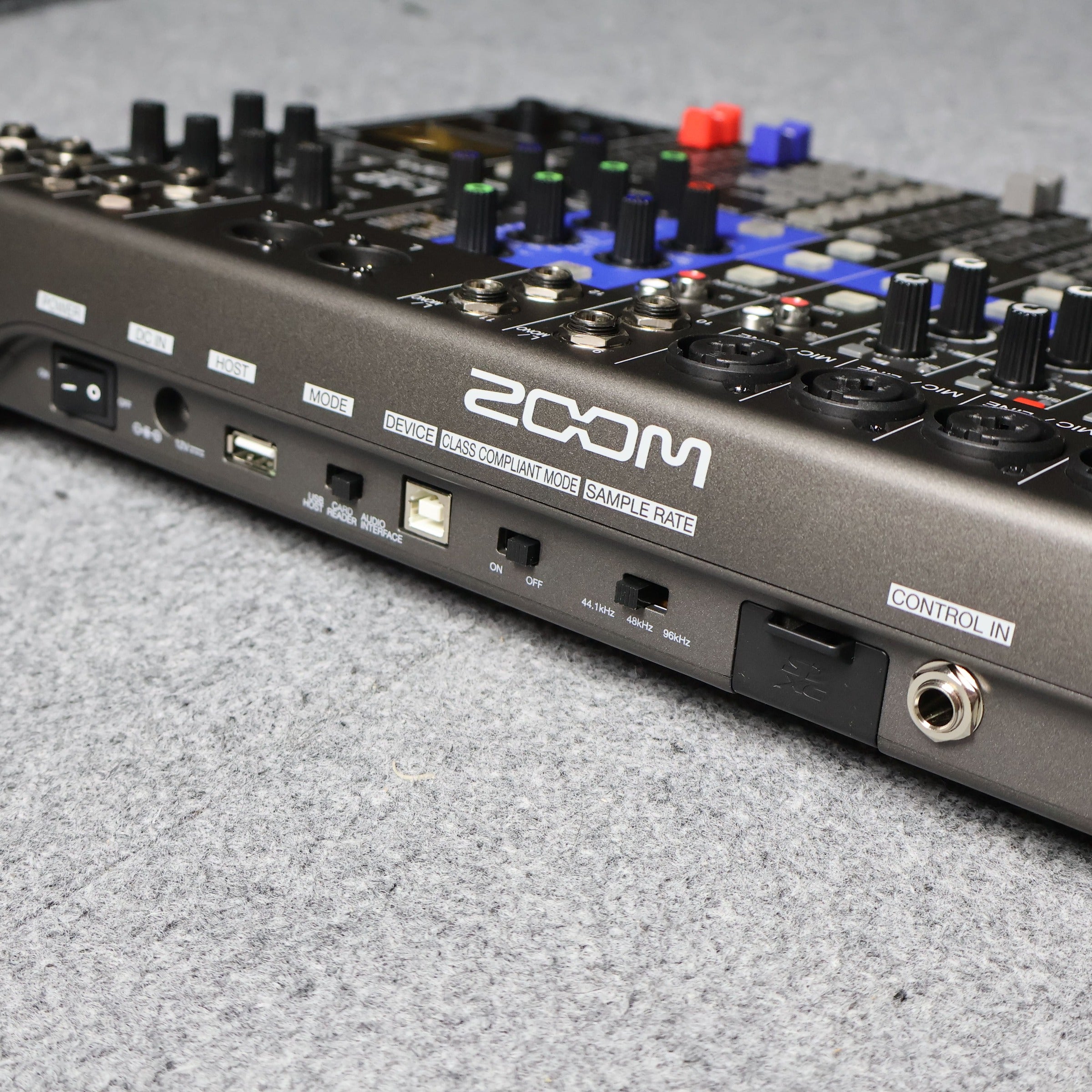 Zoom LiveTrak L-12 – 12 Channel Digital Mixer with Interface
