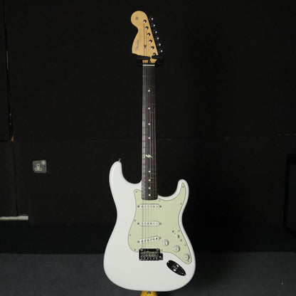 Fender Japan Sham Kamikaze Signature Reverse Headstock SSS Stratocaster Electric Guitar , Rosewood FB - Arctic White