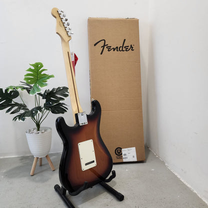 FENDER Player Single-Coil (SSS) Pick Up with Tremolo Stratocaster Electric Guitar, Maple FB, 3-Tone Sunburst