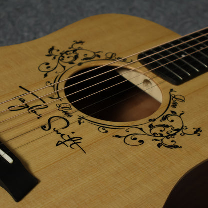 Taylor Swift Signature TAYLOR Baby Taylor-E 3/4 Mini Acoustic Guitar with PIckup with Bag ( Swifties / TS-BTE )