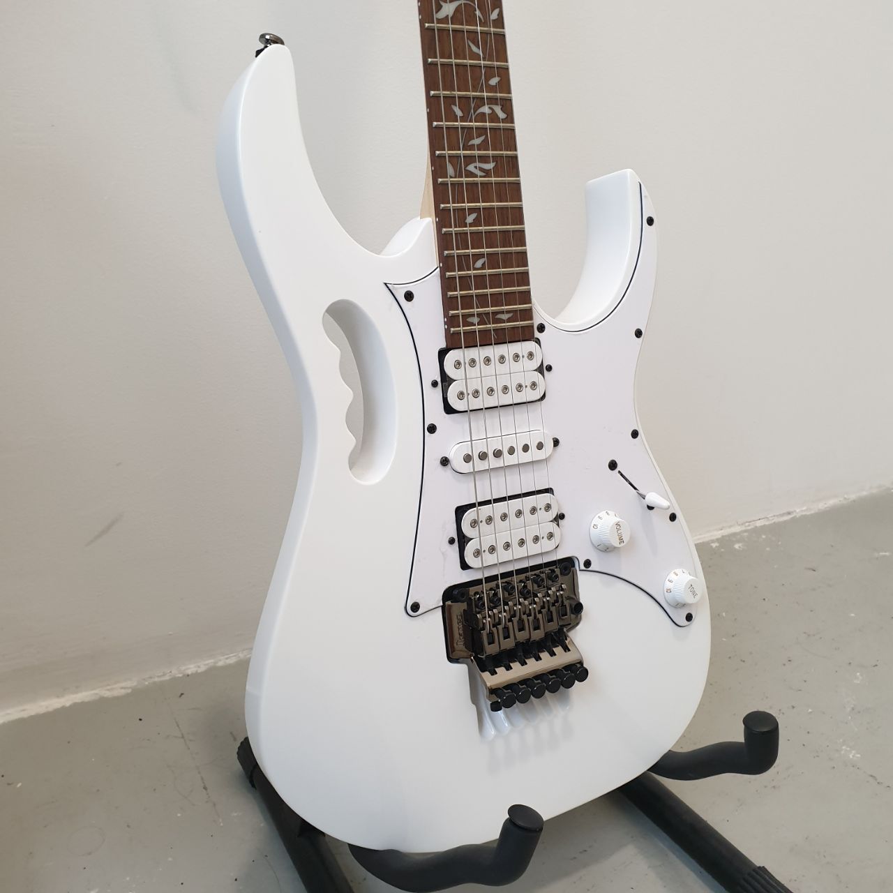 Ibanez Steve Vai Signature JemJr HSH Pick up with Tremolo and