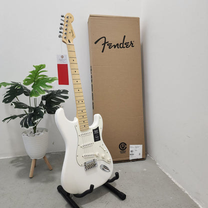 FENDER Player Single-Coil (SSS) Pick Up with Tremolo Stratocaster Electric Guitar, Maple FB, Polar White