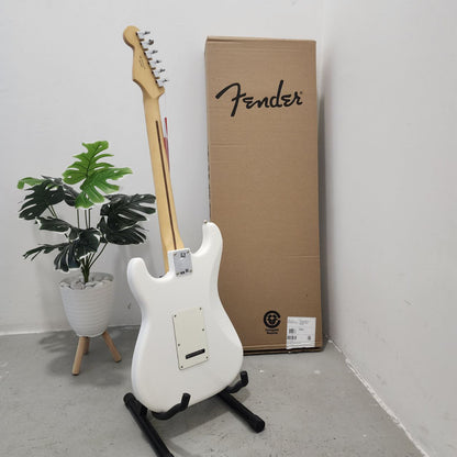 FENDER Player Single-Coil (SSS) Pick Up with Tremolo Stratocaster Electric Guitar, Maple FB, Polar White